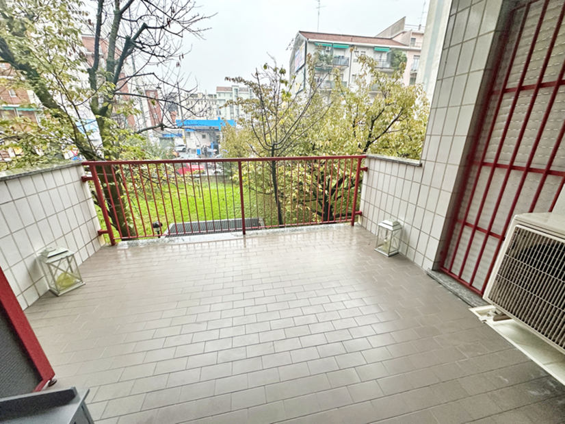 Bilocale Elegante con Terrazzo Loggiato a Turro-Cimiano - Classe A1