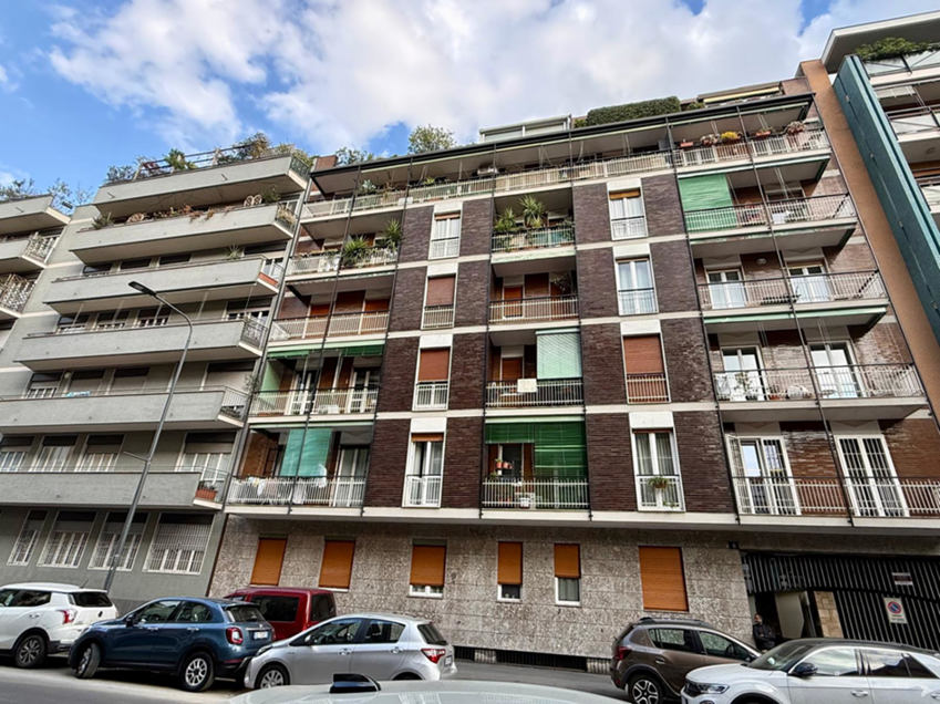 PORTA VITTORIA, ampio BILOCALE piano alto!