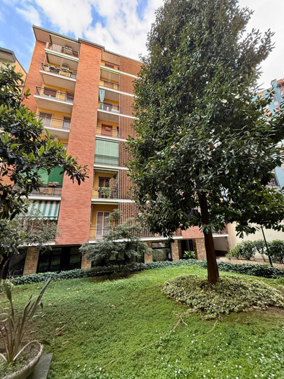 VIALE UMBRIA vic.ze - AMPIO BILOCALE piano alto